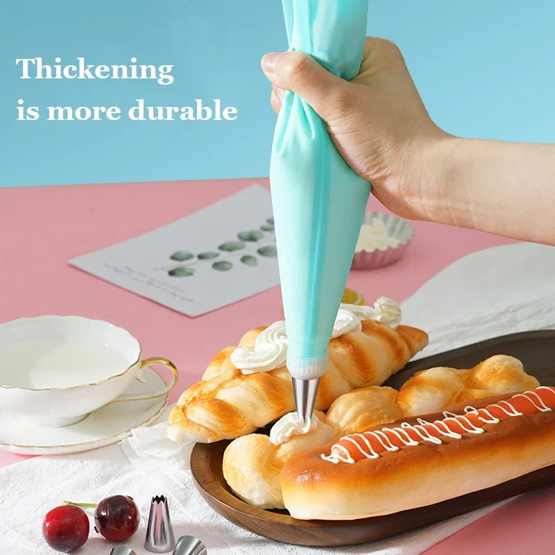 Silicone Piping Bag & 6 Nozzle Cake Decorating Set – 8 Piece