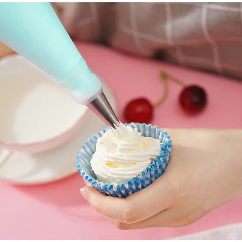 Silicone Piping Bag & 6 Nozzle Cake Decorating Set – 8 Piece