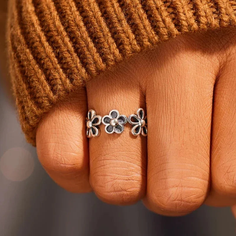 Huitan Vintage Flower Ring – Dainty Fashion Ring for Women