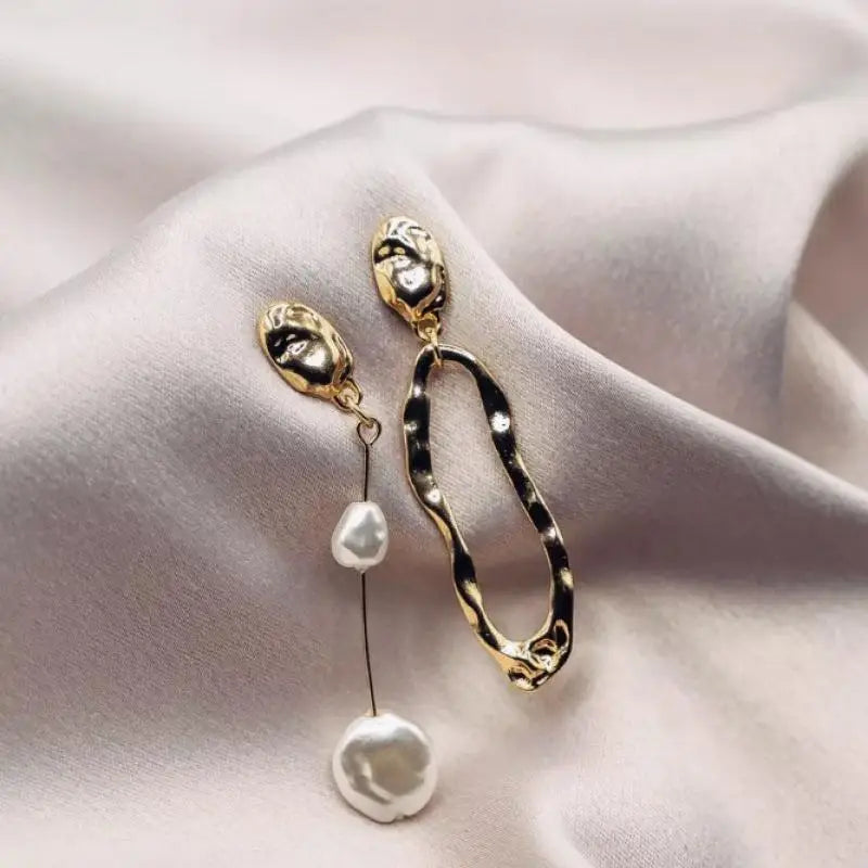 Baroque Asymmetric Pearl Drop Earrings – Geometric Style