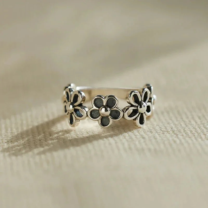 Huitan Vintage Flower Ring – Dainty Fashion Ring for Women