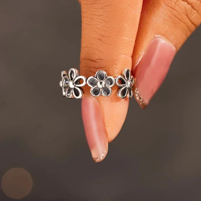 Huitan Vintage Flower Ring – Dainty Fashion Ring for Women