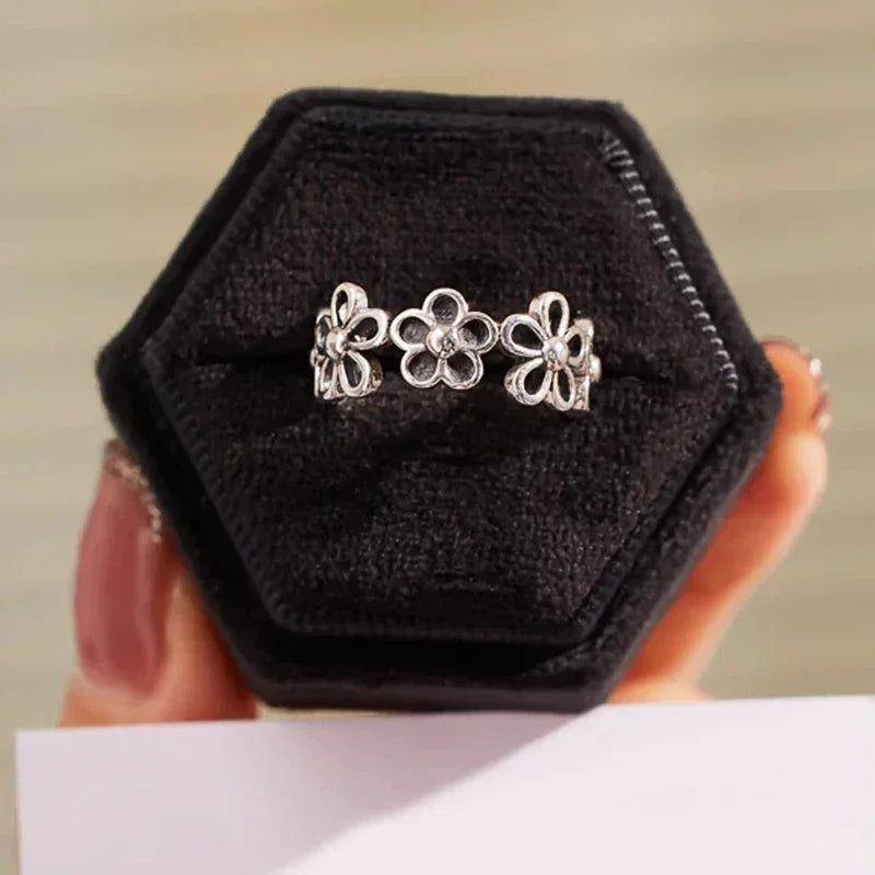 Huitan Vintage Flower Ring – Dainty Fashion Ring for Women