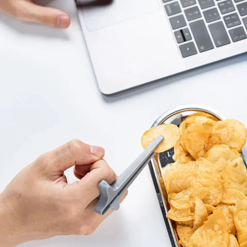 Finger Chopsticks Snack Gripper – No-Mess Gaming & Dining Tool