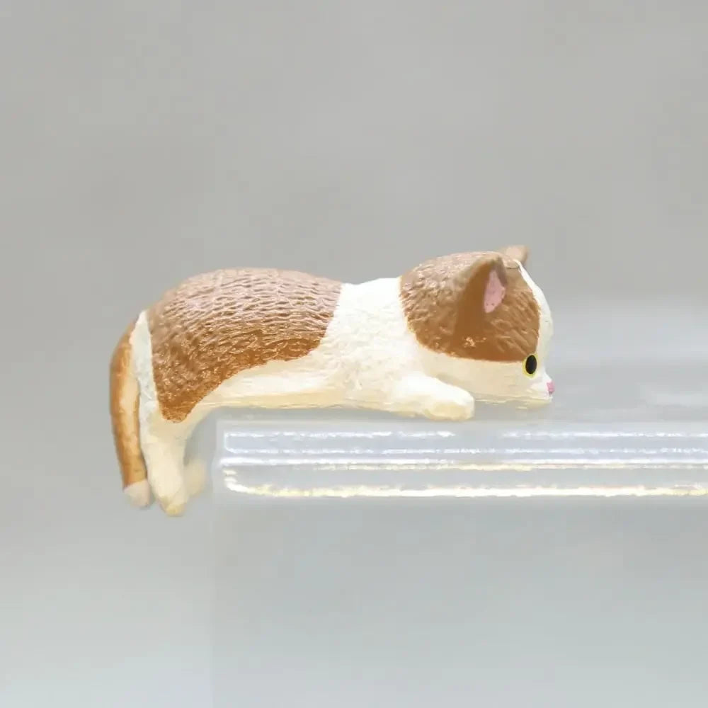 Mini Cat Figurine – Cute Desktop & Car Edge Decoration