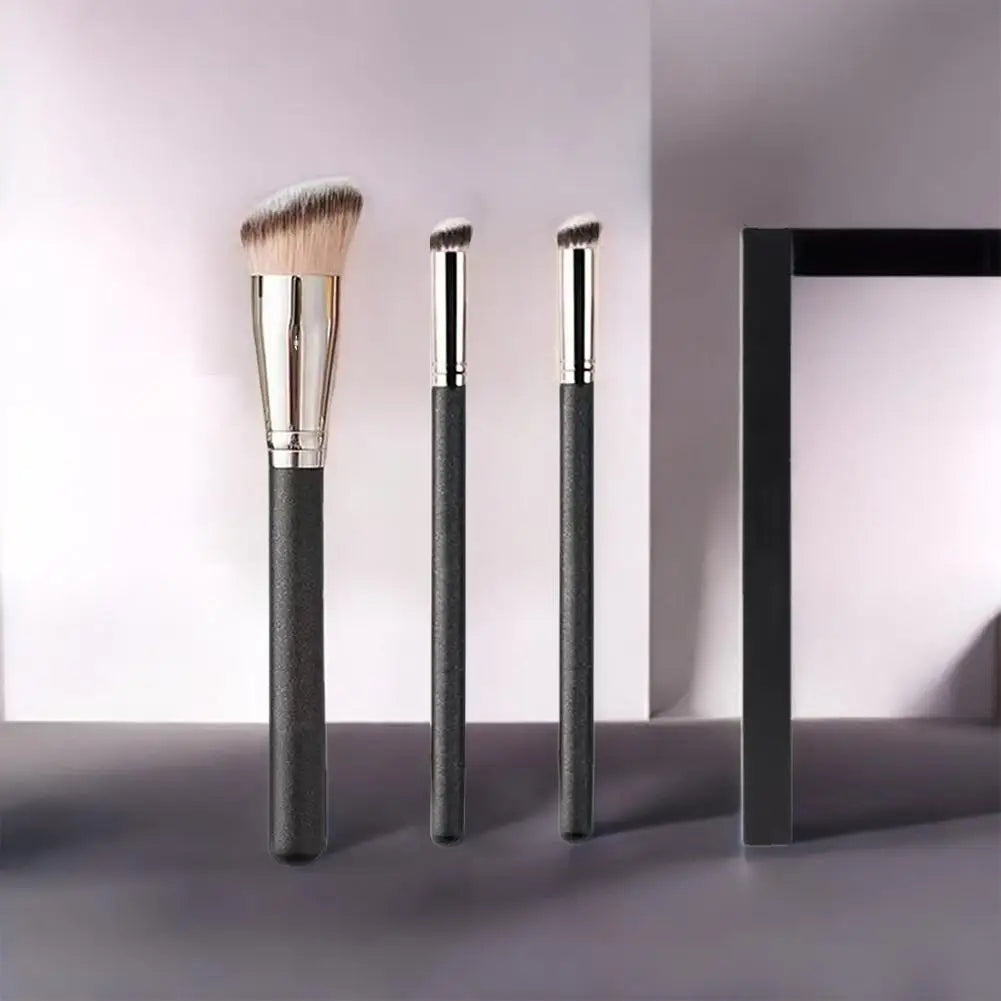 Mini Angled Concealer Brush – Under Eye & Nose Contour