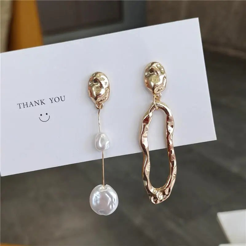 Baroque Asymmetric Pearl Drop Earrings – Geometric Style