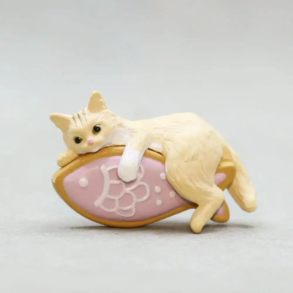 Mini Cat Figurine – Cute Desktop & Car Edge Decoration