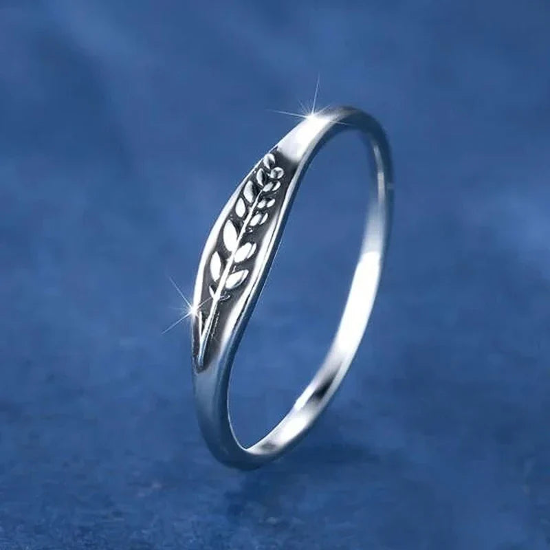 Huitan Carved Leaf Vintage Ring – Antique Silver for Women