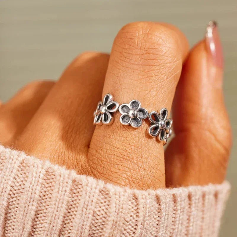 Huitan Vintage Flower Ring – Dainty Fashion Ring for Women