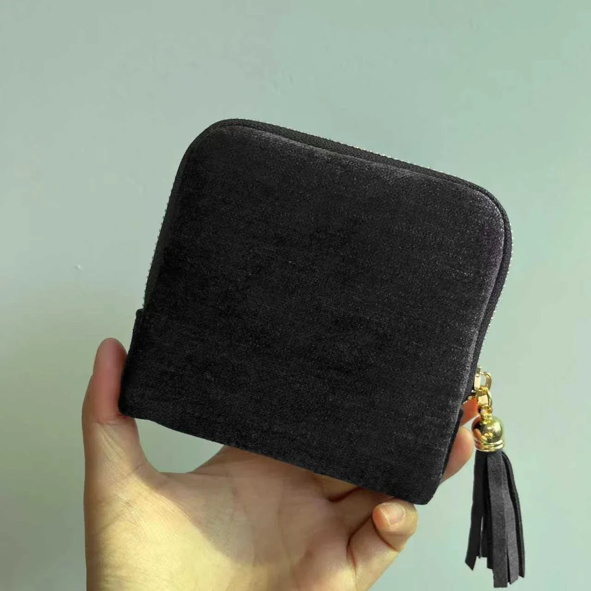 Soft Velvet Jewelry Pouch – 4-Slot Tassel Zipper Travel Bag