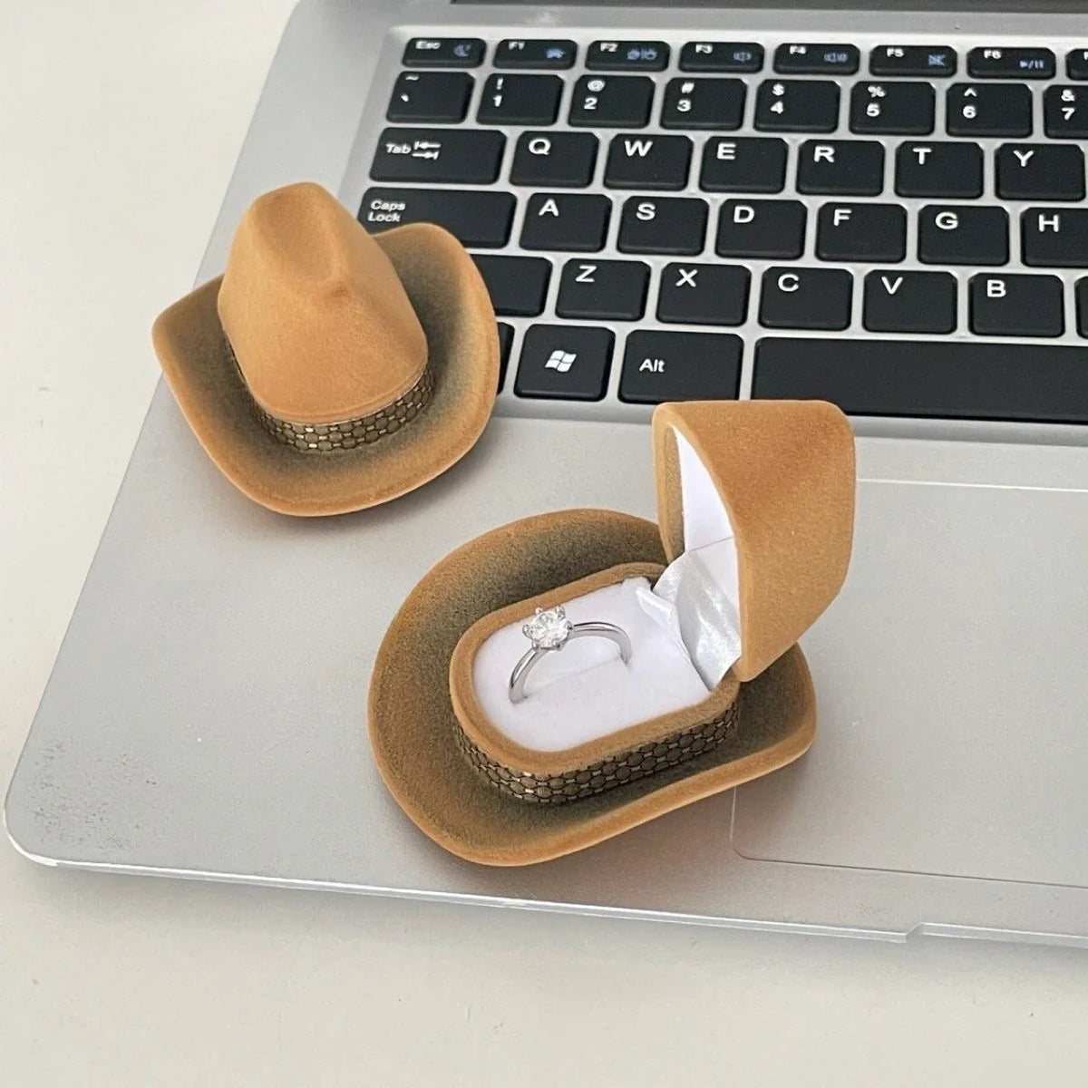 Woody Hat Ring Box | Creative Proposal & Valentine's Gift