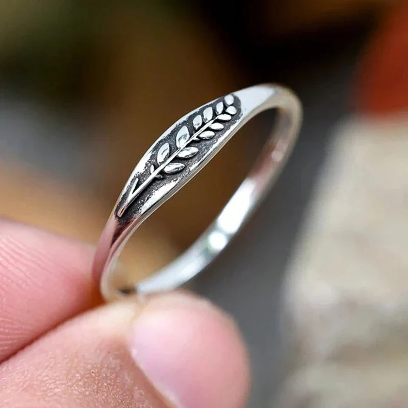 Huitan Carved Leaf Vintage Ring – Antique Silver for Women
