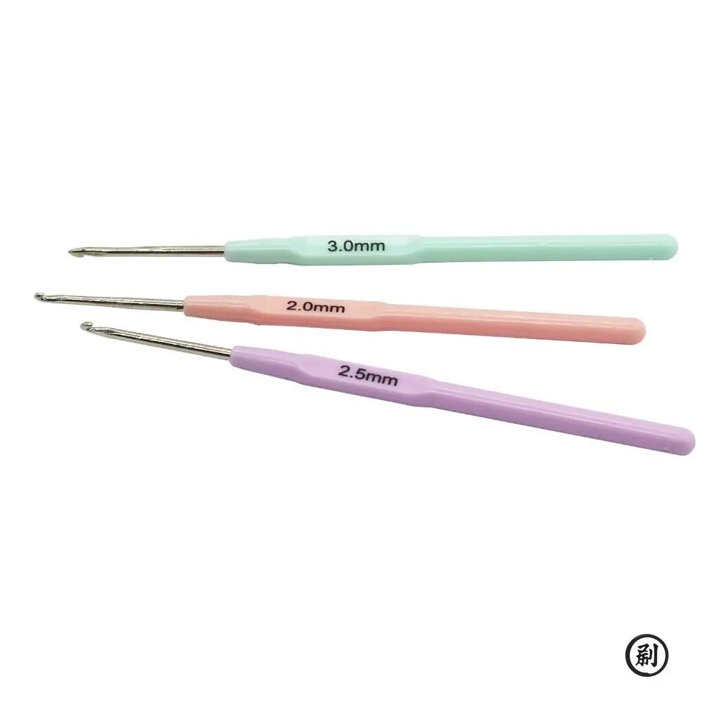 3-Piece Crochet Hook Set – Plastic Handle Knitting Needles