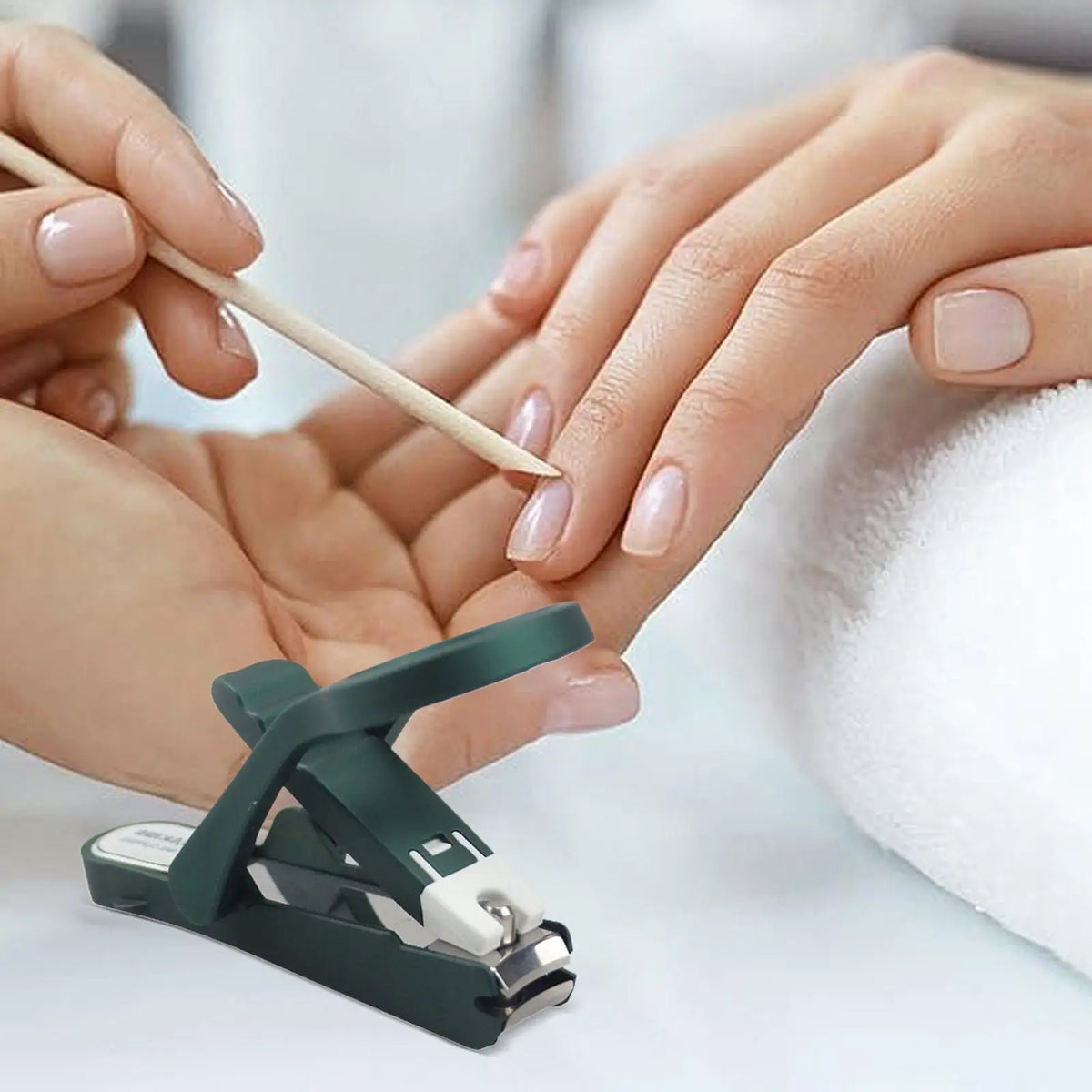 Magnifying Glass Nail Clippers – Splash-Proof for Seniors