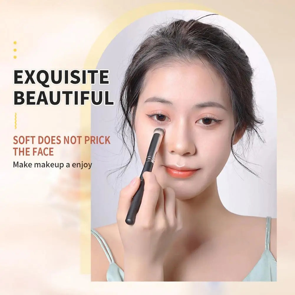 Mini Angled Concealer Brush – Under Eye & Nose Contour