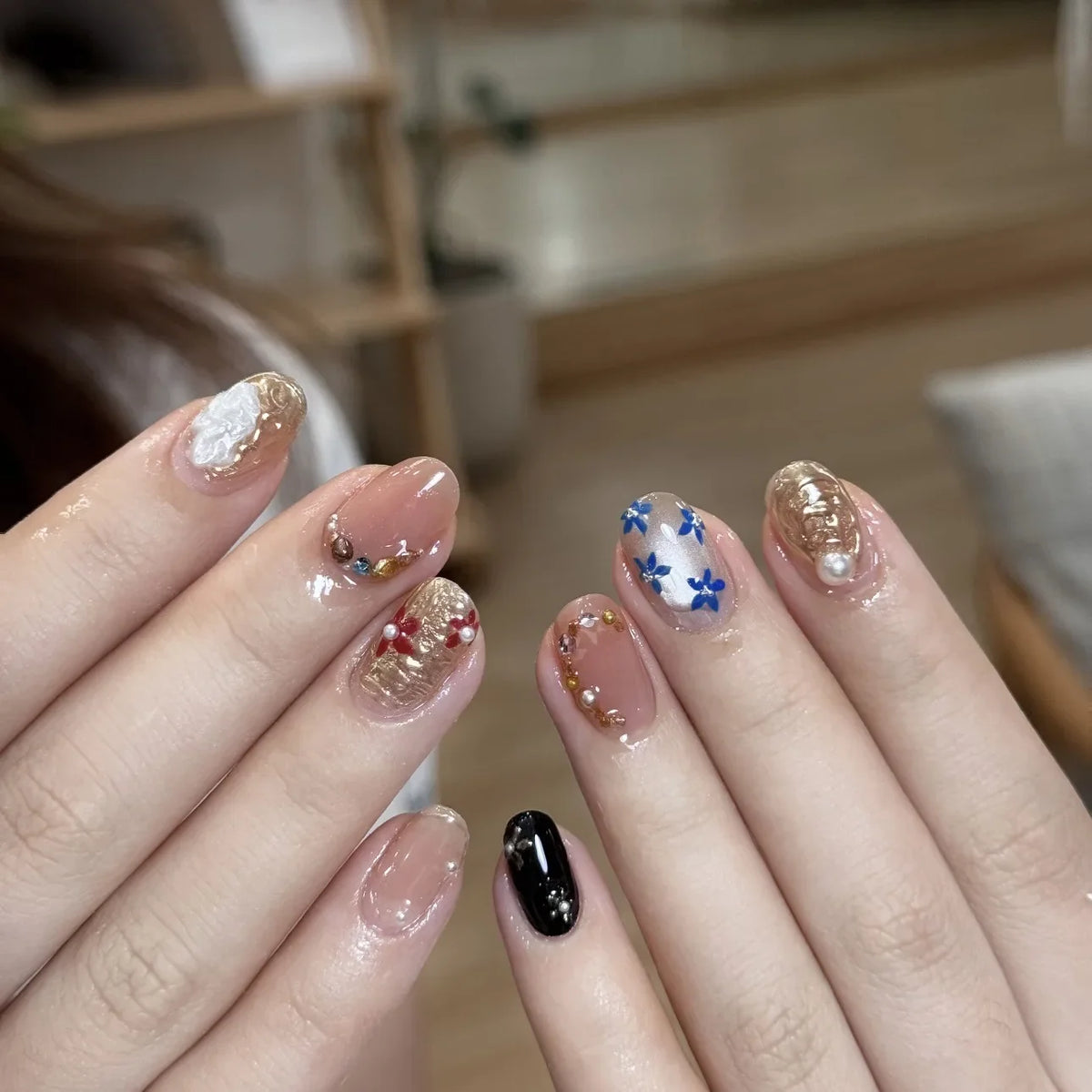 Press On Nails Gold Pearl Flower | Short Round Fake Nails 10pc
